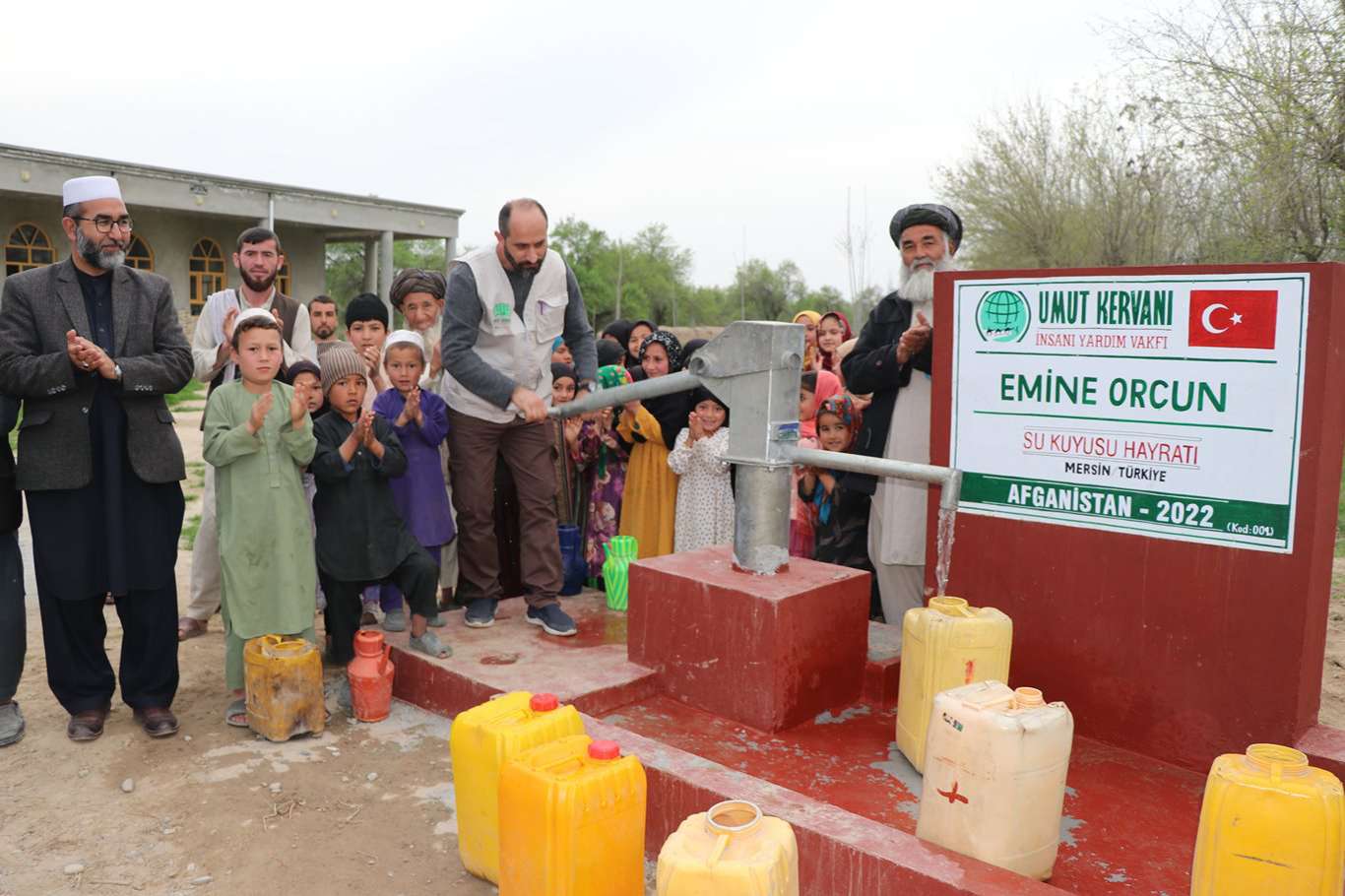 Umut Kervanı Afganistan'da "su kuyusu" açılışı ve yeni kuyu temel atma töreni gerçekleştirdi Umut Kervanı Afganistan'da "su kuyusu" açılışı ve yeni kuyu temel atma töreni gerçekleştirdi